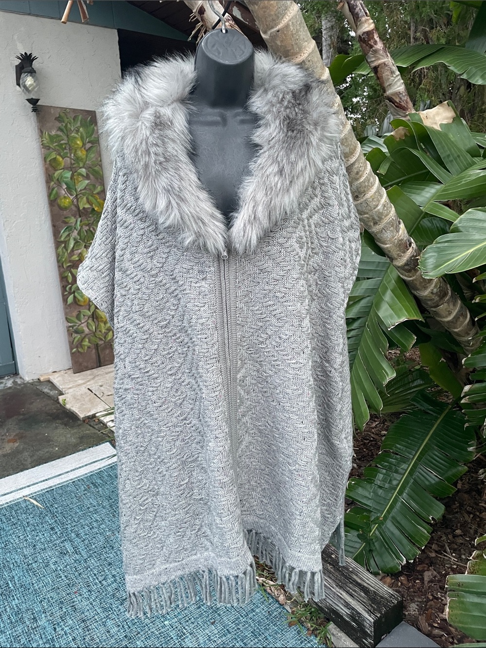 Gray jacquard poncho with faux fur collar and fringe